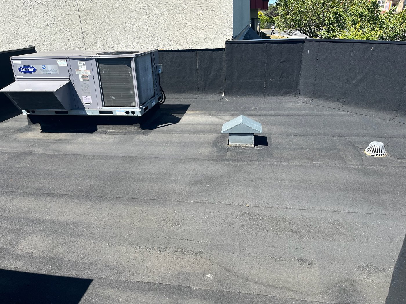 A single roof drain in a roof area enclosed by a high parapet wall